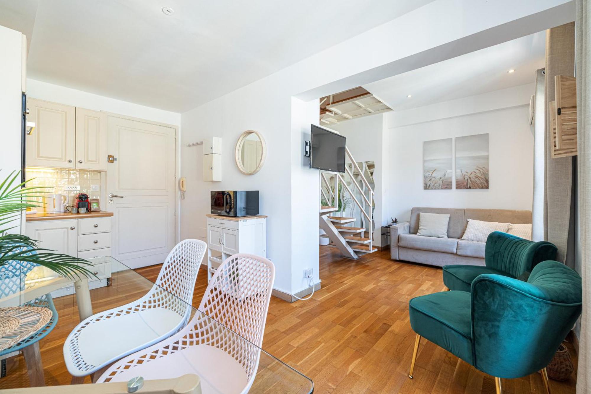 Massena Street - 1 Bdr Duplex With Ac & Parking Apartment Nice Luaran gambar