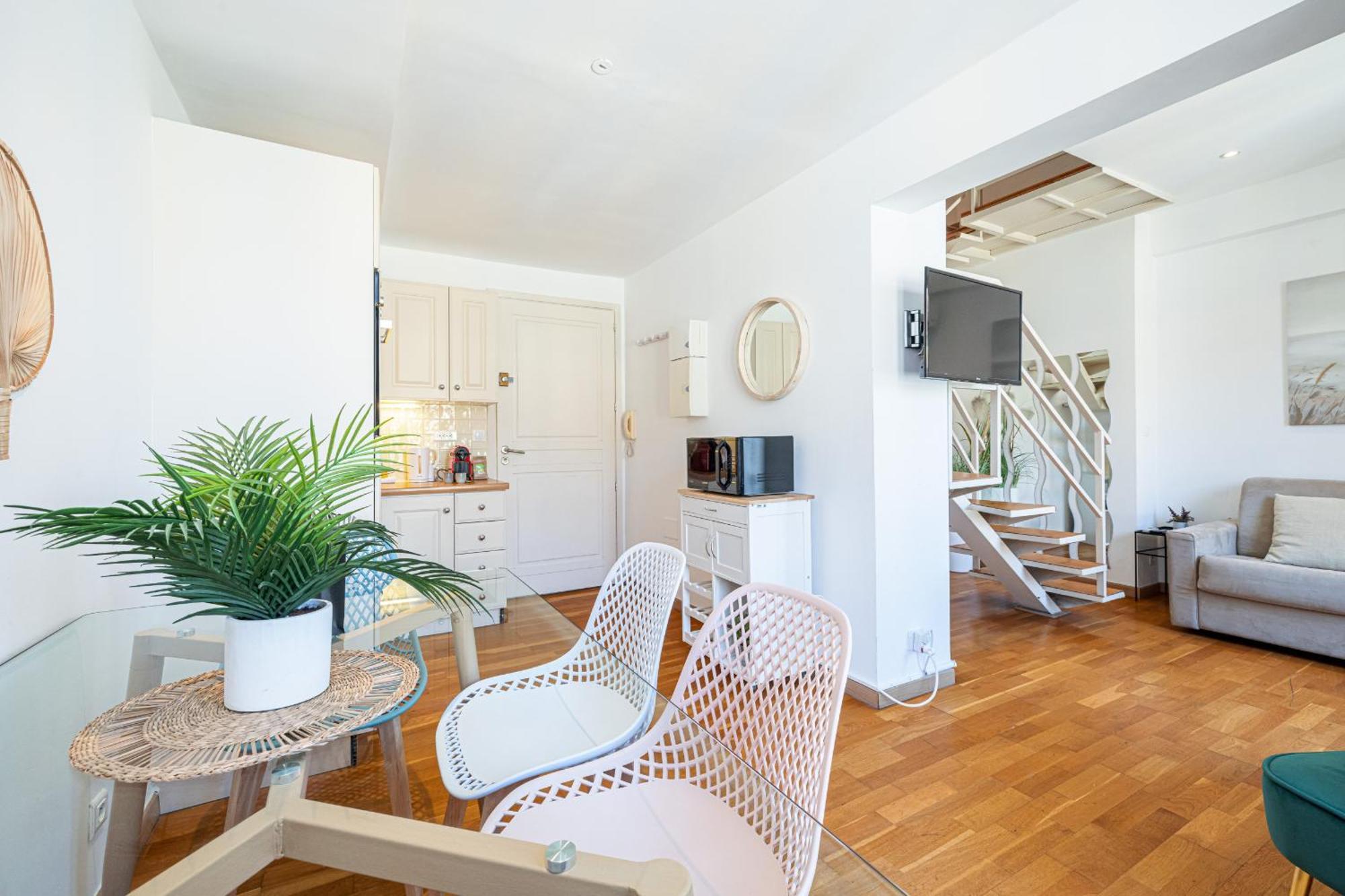 Massena Street - 1 Bdr Duplex With Ac & Parking Apartment Nice Luaran gambar